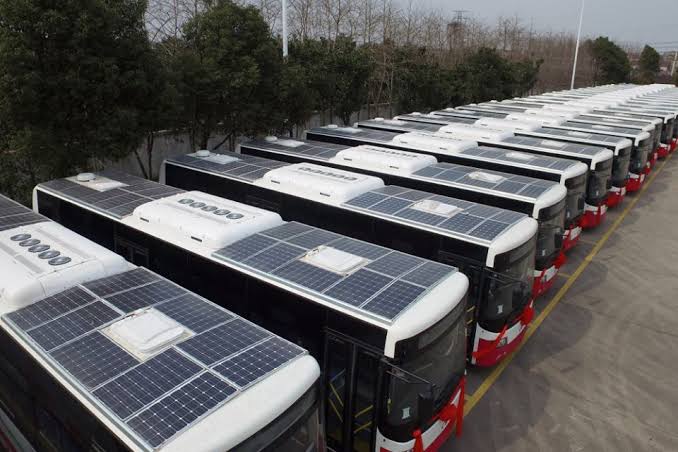 Батареи электробуса. Электрокар Солар. Солнечные панели long g 500. Солнечные панели на крыше электробуса Ikarus. Автобус на солнечных батареях.