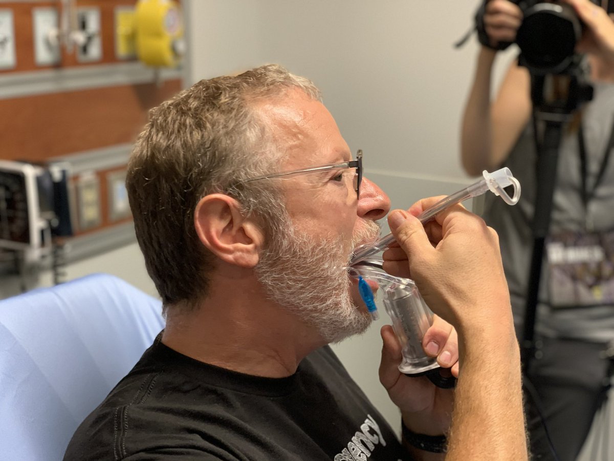 Awake intubation via @kovacsgj 

1. Anesthetize oropharynx w/ EZ Atomizer + 4% lido
2. 1-2 applications 5% lido ointment to posterior tongue w/ tongue depressor
3. Nasally Atomize 3x of 3 with inspiration
4. Finally anesthetize posterior vallecula/glottis

#resusTO <a href="/ToResus/">resusTO</a>