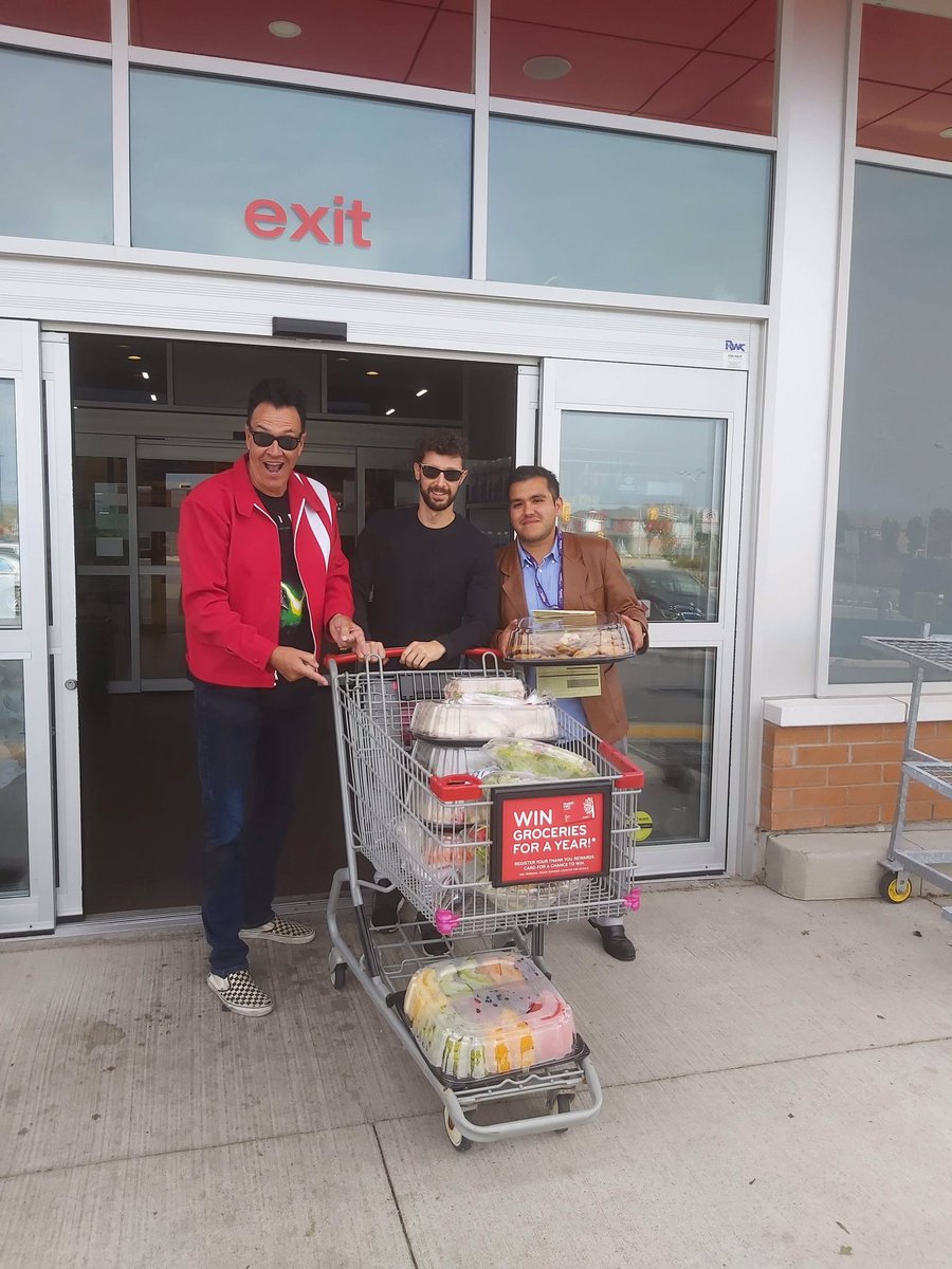 magic1061's tweet photo. Find yourself someone that looks at you like Brent looks at food! Huge congratulations to the very first recipients of a delicious lunch courtesy of @LongosMarkets Guelph! #thelunchbunch #yourmusicatwork https://t.co/ueQYCm45X6