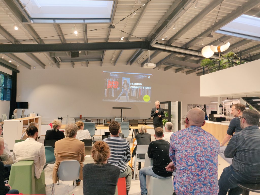 HoBBtweets's tweet photo. The phygital store - from space to retail, #JoyinTech is where the experience economy lives! Mathias Sander, DanPearlman at #ChambersofBB #Hamburg.
#beautifulbusiness https://t.co/y92PVi44iD