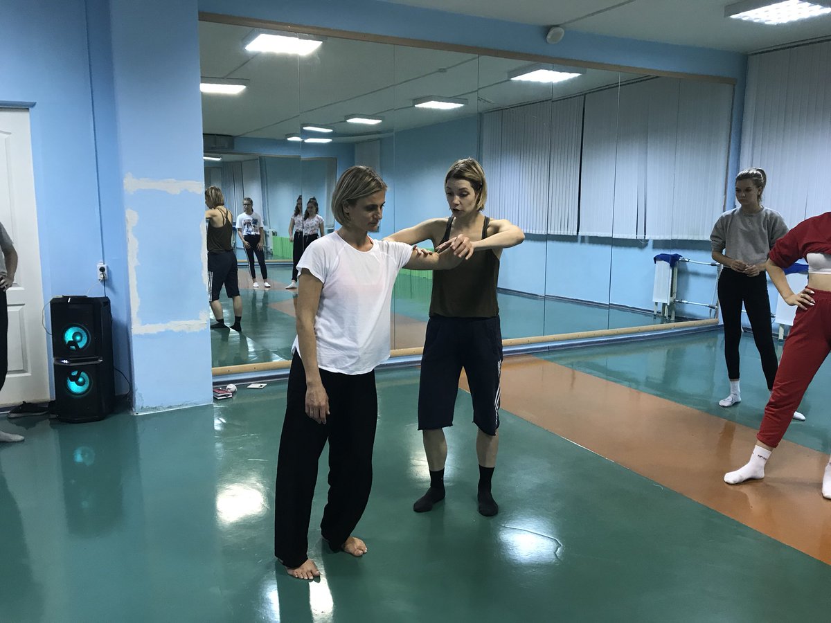 Посетила мастер-класс артистки современной труппы театра ‘Балет Москва ‘ Анастасии Пешковой,направление contemporary.Приятно учиться у профессионалов.