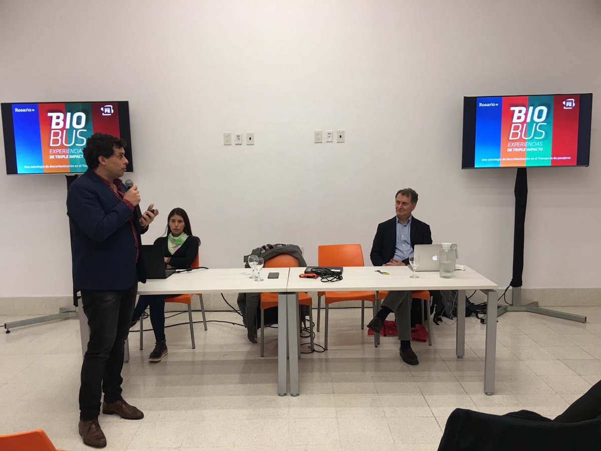 SecEEnergiaSF's tweet photo. #Ahora @rigobisso expone sobre las tendencias de transición en el transporte #ExperienciaBioBus 🚍 en el Workshop Internacional Gestión Local de #CambioClimático que organizamos junto a @cclimatico en #Rosario @GobSantaFe https://t.co/nyK7bwt8tk