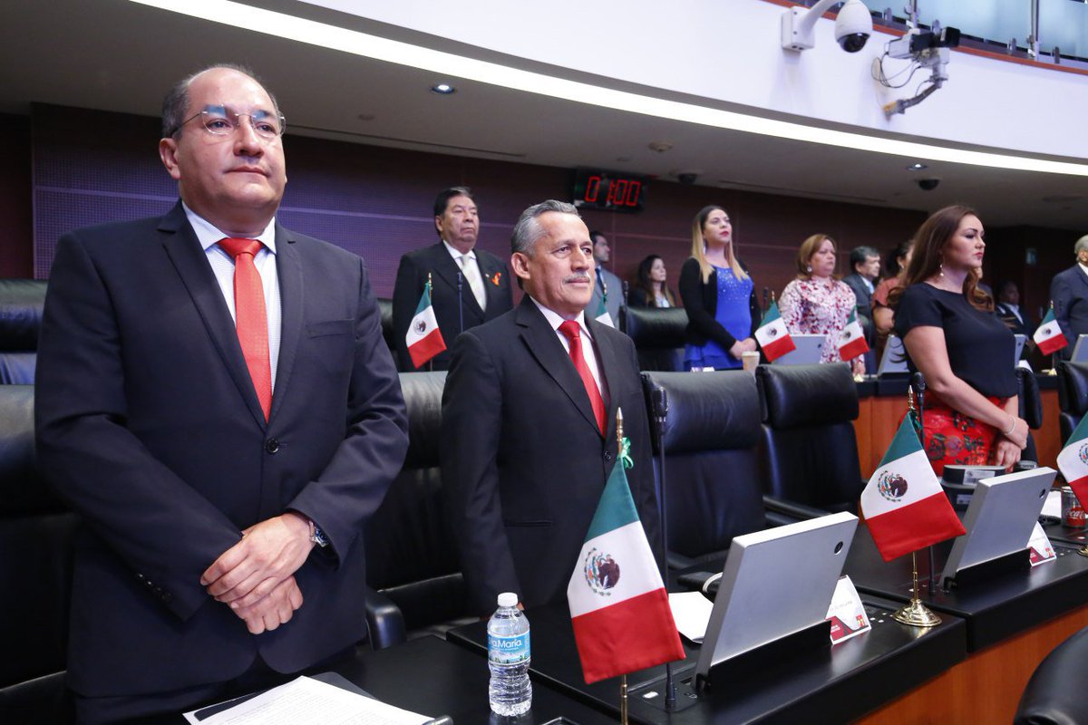 En el <a href="/senadomexicano/">Senado de México</a> , las y los senadores del <a href="/PTnacionalMX/">Partido del Trabajo México</a> guardaron un minuto de silencio en homenaje al pintor y escultor oaxaqueño: #FranciscoToledo