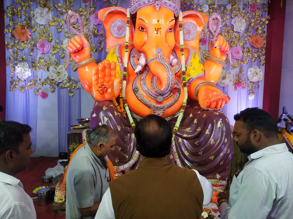 दुर्ग लोकसभा सांसद श्री <a href="/VijayBaghelCG/">Vijay Baghel</a> जी ने गणेश चतुर्थी के पावन अवसर पर विराजमान श्री गणेश जी के दर्शन एवं पूजा कर क्षेत्रवासियों के सुख-समृद्धि की कामना कर आशीर्वाद प्राप्त किया.