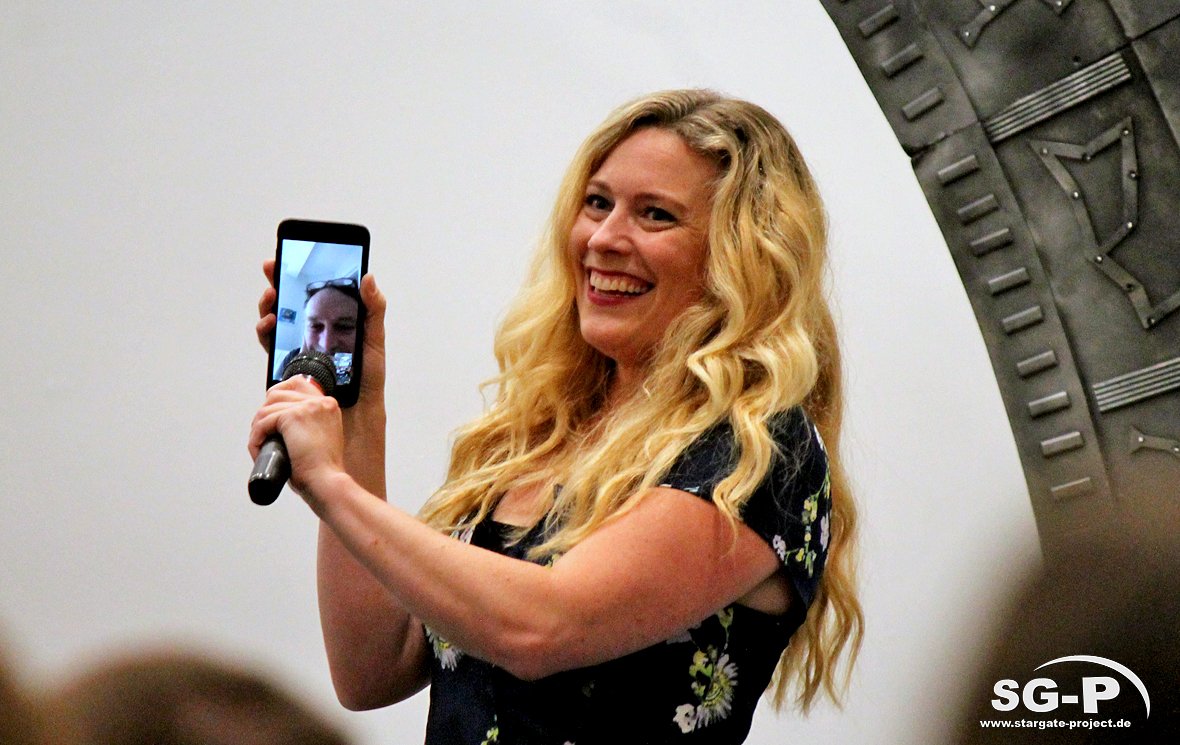 SG_Project's tweet photo. Das Panel mit der super-sympathischen @katehewlett war natΓΌrlich ein Muss. Und am Samstag gab es noch einen kurzen Videochat mit unserem Lieblingswissenschaftler @dhewlett #CalMah #CalMah2 @fcdevents https://t.co/aqbqwabFqG