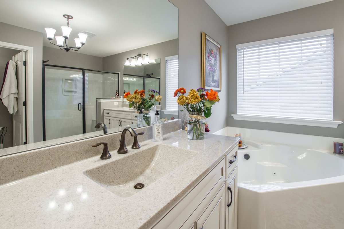 Once upon a time, standard #BathroomCountertops were either ceramic tile, plastic laminate, but times have changed. Here's a list of the pros and cons of the best choices. #SolidSurface qoo.ly/zmfy5