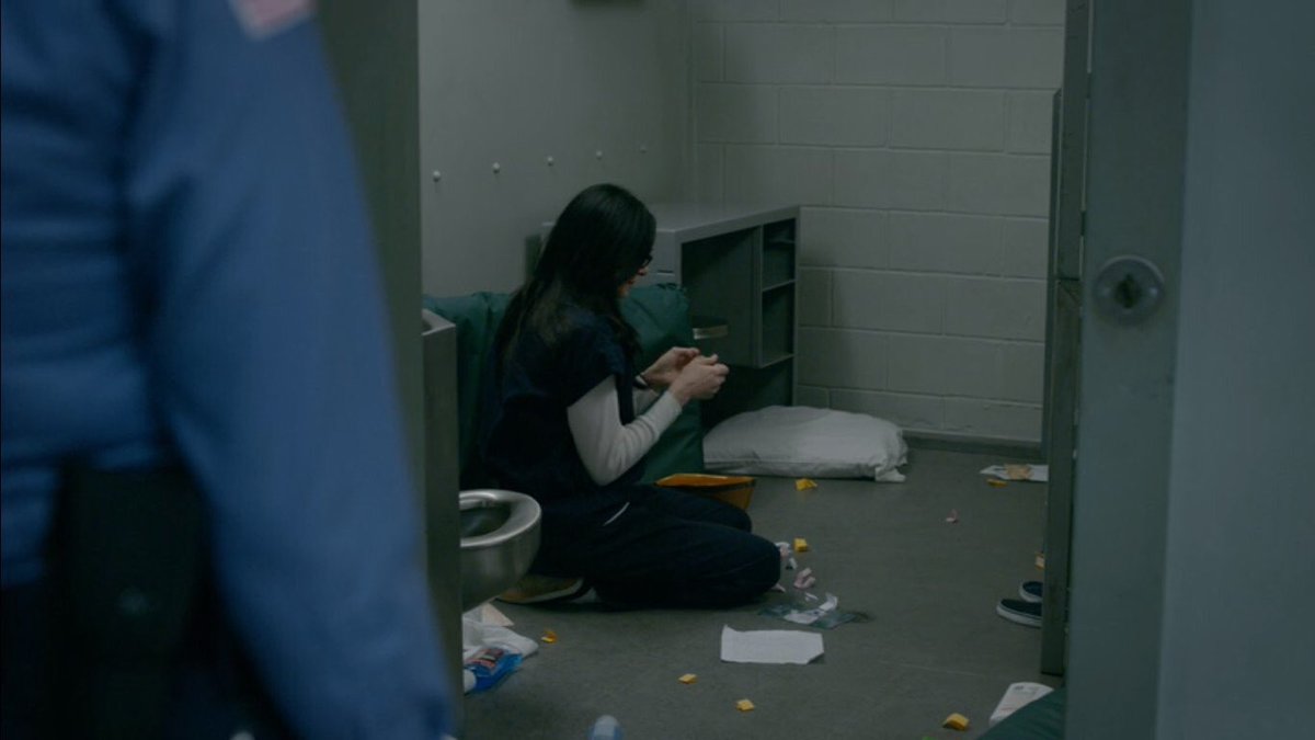 alex recolhendo os bilhetinhos que a piper fez para ela, essa carinha dela 🤧