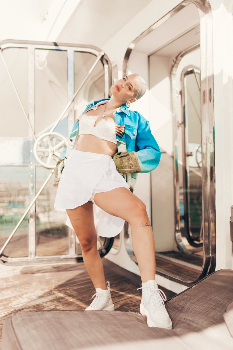 AnneMarie's tweet photo. . @CalvinKlein . @SHOTBYPHOX nearly broke my back in 4th pic hope u appreciate looooool https://t.co/9FfHZnjhIe