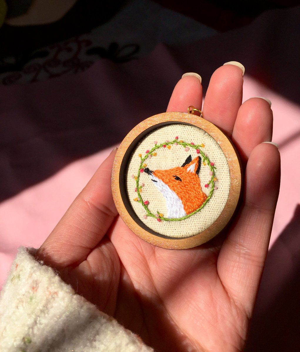 Le_Zenithe's tweet photo. Amikoz estoy ahorrando para poder ir al @CutOutFest, así que ando vendiendo estos bordados bebés (que pueden ser llaveros, collares o broches) por sí les interesa alguno. https://t.co/9FRTdY7VW8