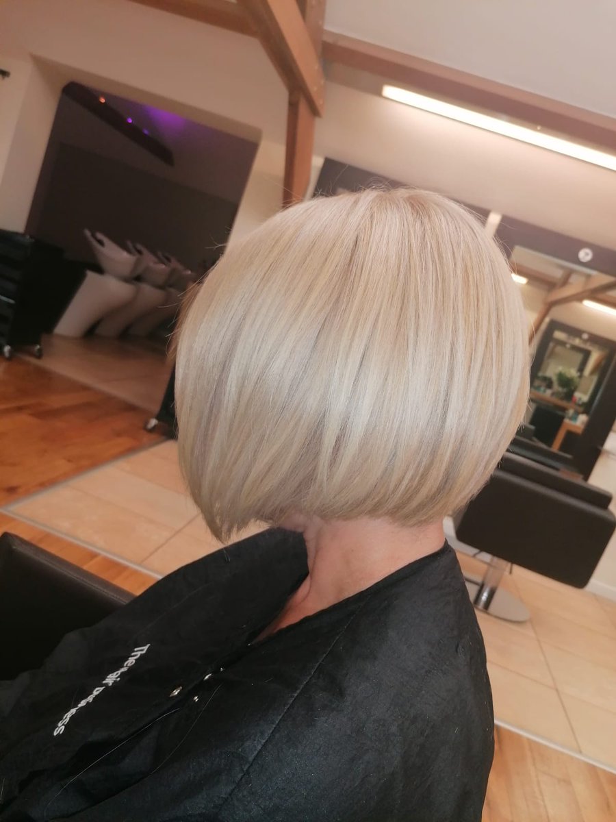 B L O N D E S must have more fun! 

You guys are loving being bright &amp; bold with your lighter hair this September too😍

hairbusiness.co.uk 

#Cowbridge #ValeOfGlamorgan #Cardiff #SouthWales #Blonde #BlondeHair #Salon #EliteSalon #BlondesHaveMoreFun #Redken