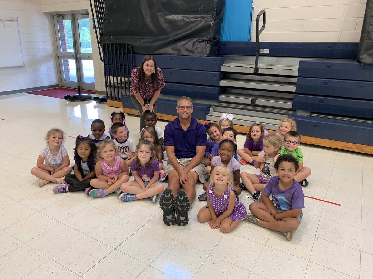Cacibalser's tweet photo. Purple day 💜 Mr. K wore purple, too!! #colorunit #K4 @OldPointeElem @RockHillSchools https://t.co/9tJ062SpRL