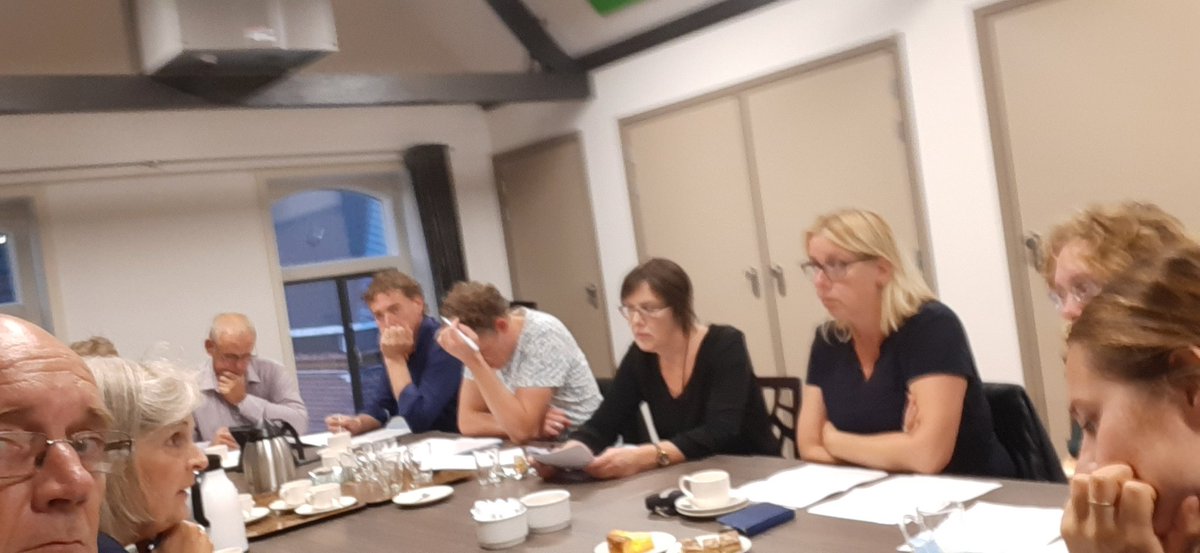 GerlantZ's tweet photo. Een avondje @HeetenBegroot. Het wordt steeds concreter en tot mijn plezier schuiven er weer nieuwe gezichten aan. #Heetennikstebange #schikvan https://t.co/Ob3WhMuht6