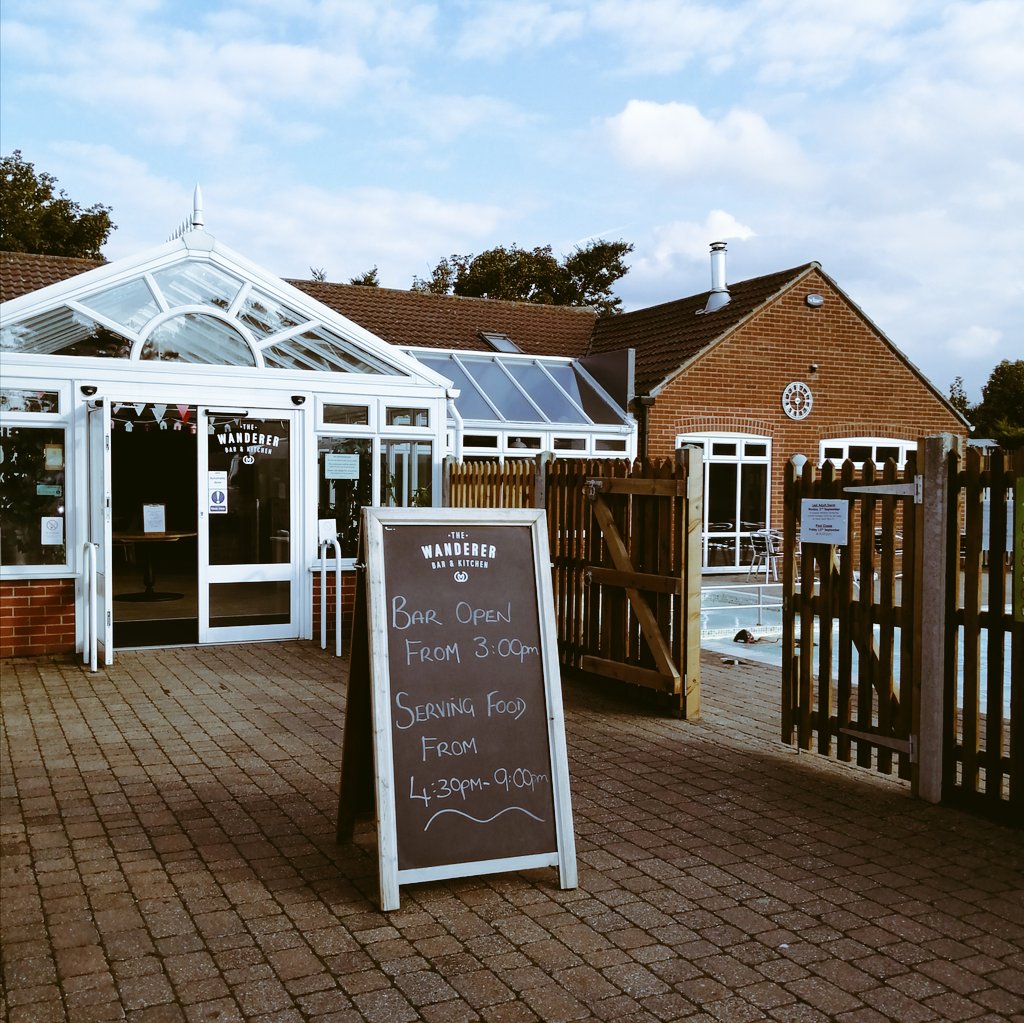 karenwrightbake's tweet photo. Here we are in Norfolk, what a glorious place, been for a dip in the pool, cooked up some Basque Chicken, now having a glass of vino, great site at Seacroft, Cromer @candmclub and great Phoenix caravan @BaileyofBristol, home from home #caravancooking #gbbo https://t.co/18eX7jBxMM