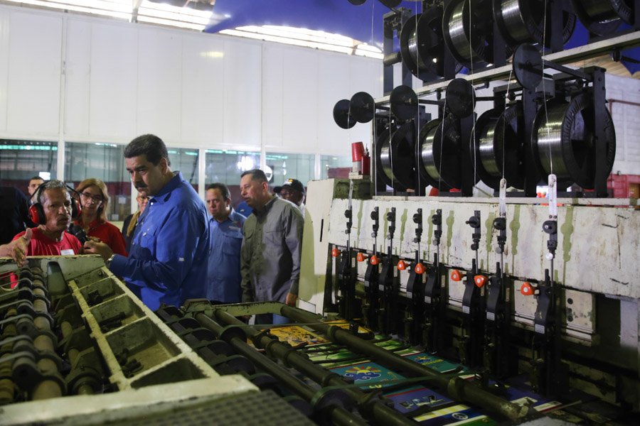 ViceVenezuela's tweet photo. #EnVivo || El Pdte. @NicolasMaduro supervisa el proceso de producción de útiles escolares, textos y uniformes: Hoy, #Aragua llegó a su meta y han recaudado 748mil firmas. ¡Vamos por el millón pues!. #VictoriosoRegresoAClases https://t.co/Kz8gSdIyS7