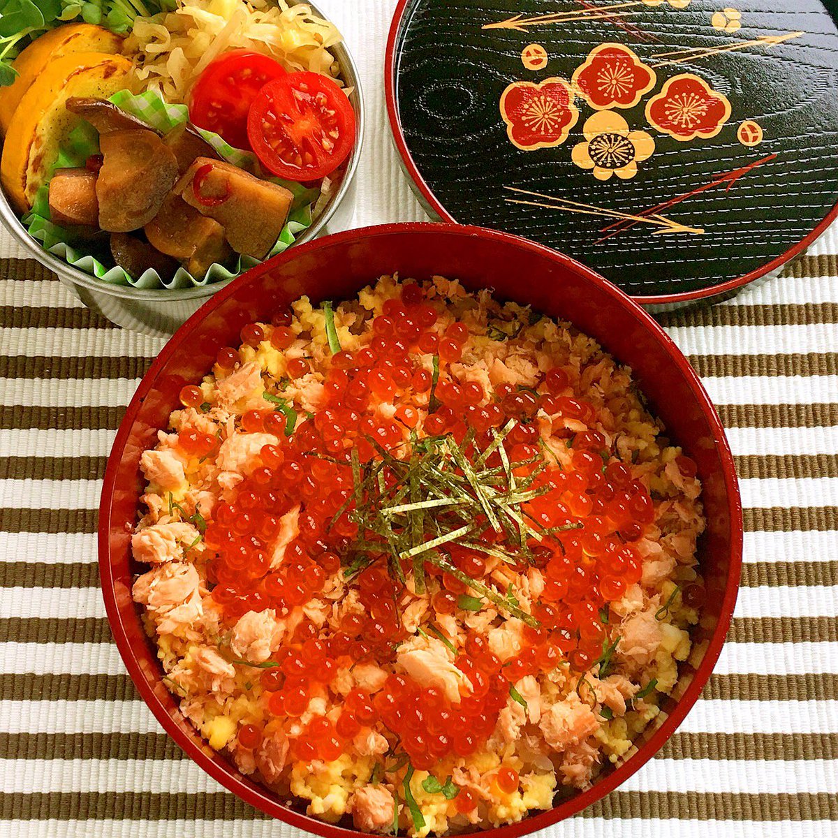 いなばまこと 今日のお弁当 鮭といくらの親子丼 茄子の南蛮漬け ズッキーニのソテーなどを詰めた 生の秋鮭を使って 鮭フレークも手作り 今年は秋鮭が豊漁らしくて わりと安価で手に入るよ お弁当 弁当 手作り弁当 Twitter家庭料理部 お腹 いなばまこと 今日のお弁当 鮭といくらの親子丼 茄子の南蛮漬け ズッキーニのソテーなどを詰めた 生の秋鮭を使って 鮭フレークも手作り 今年は秋鮭が豊漁らしくて わりと安価で手に入るよ お弁当 弁当 手作り弁当 Twitter家庭料理部 お腹