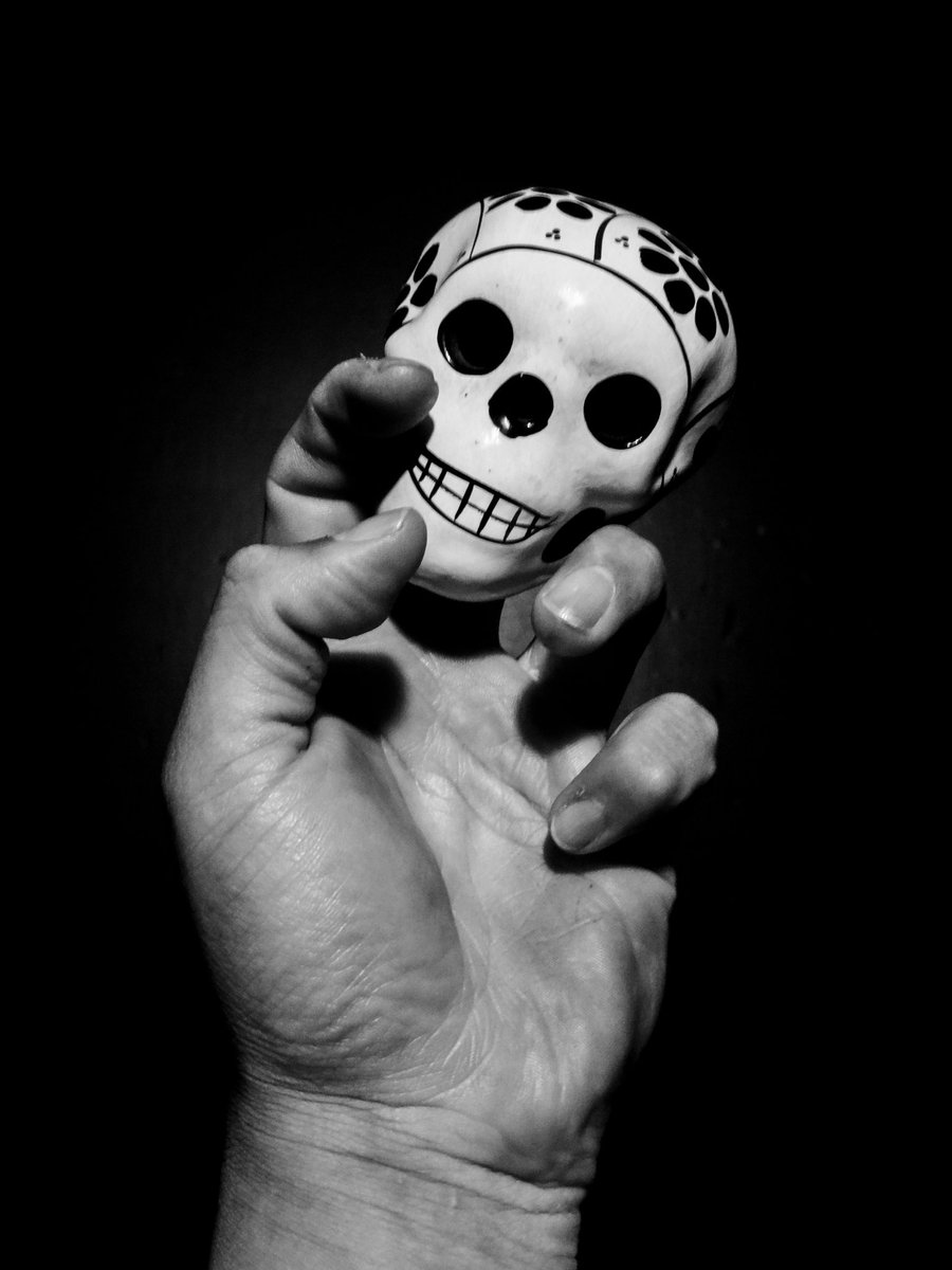 sterben1966's tweet photo. Le cocoro...
#kokoro #calaverasydiablitos #hand #modelodemanos #mano #old #craneo #skull #lookatme #whysoserious #photooftheday #photography #byn #blackandwhite #blacksoul #demons #demonios #titere #puppet #masterofpuppets #mexico #ugly https://t.co/TkEPhtcm43