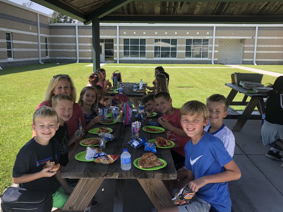 MBE_Seahawks's tweet photo. Our Seahawks had a great time at their Summer Reading celebration today! #SeahawksRead #HCSLibraryMedia https://t.co/zDYbYlkWoA
