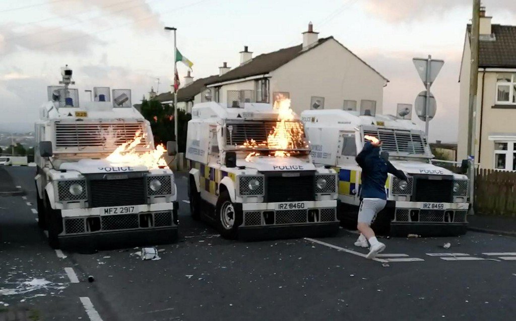 Reuters's tweet image. Youths throw petrol bombs at police investigating device in Northern Ireland reut.rs/2ZOVEmd