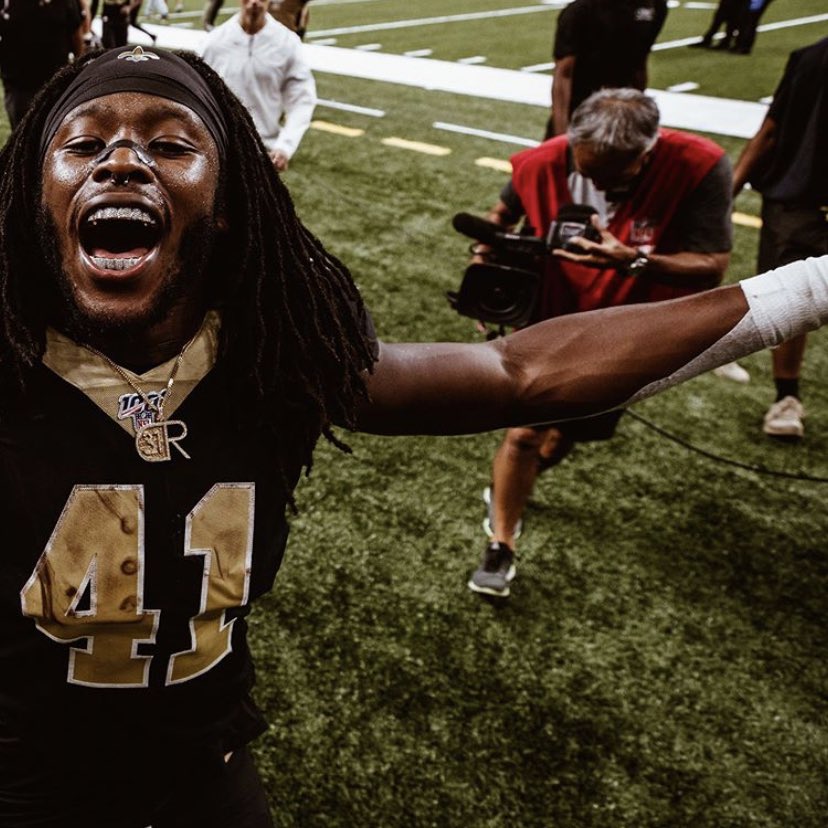 More angles of Alvin Kamara’s diamond grill, via. 