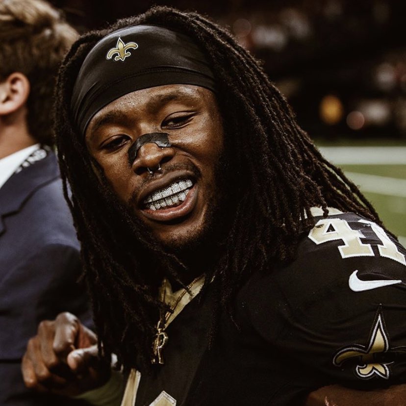 More angles of Alvin Kamara’s diamond grill, via @cdiazmiami.