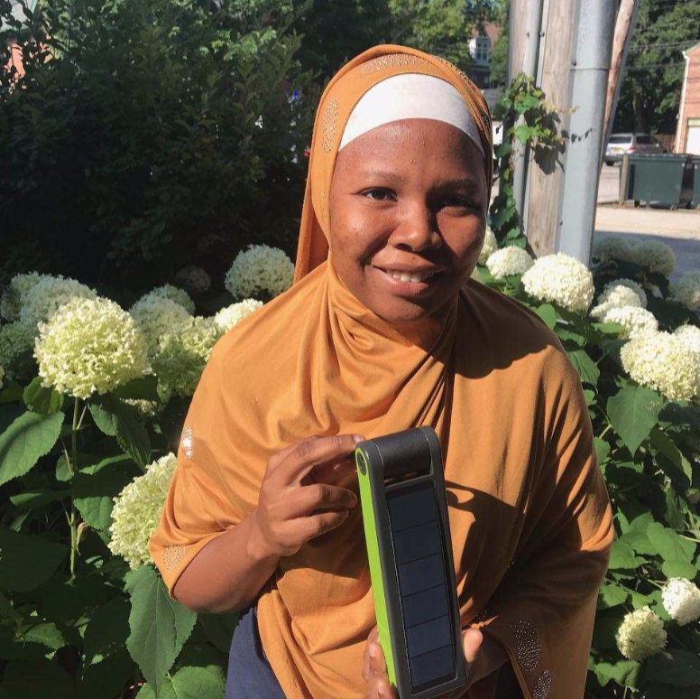 Makers4GoodOrg's tweet photo. Djamila is a rural nutritionist working with expectant mothers in Niger. Djamila has no electricity in her house, but thanks to the caring efforts of our non-profit partner, Remote Energy, she has our @helio_solar light &amp; power bank to keep her out of the dark and connected. https://t.co/EVIQR87oSZ