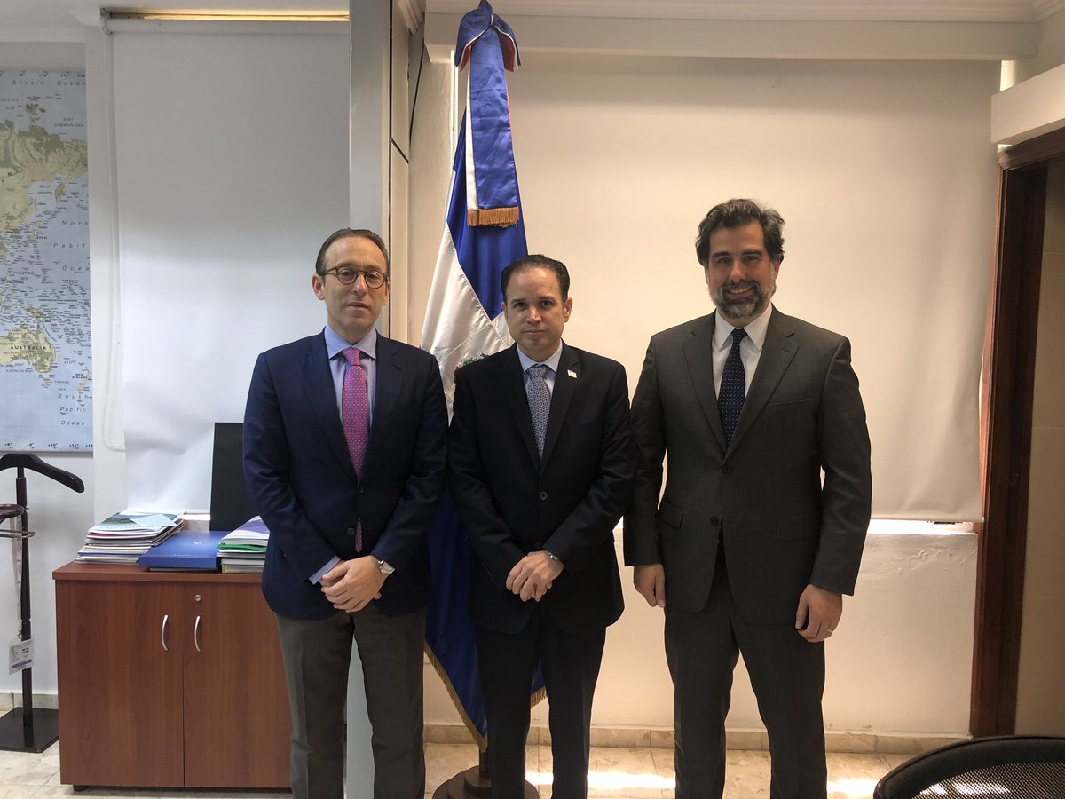 ManuelCabralF's tweet photo. Reunión con el Viceministro Hugo Rivera @hugofrivera de Cancillería @MIREXRD con Giuseppe Bonarelli en representación sector importador bebidas alcohólicas discutiendo la ratificación del acuerdo con UK y otros temas de interés #rivlas https://t.co/VsIIdn5Afb