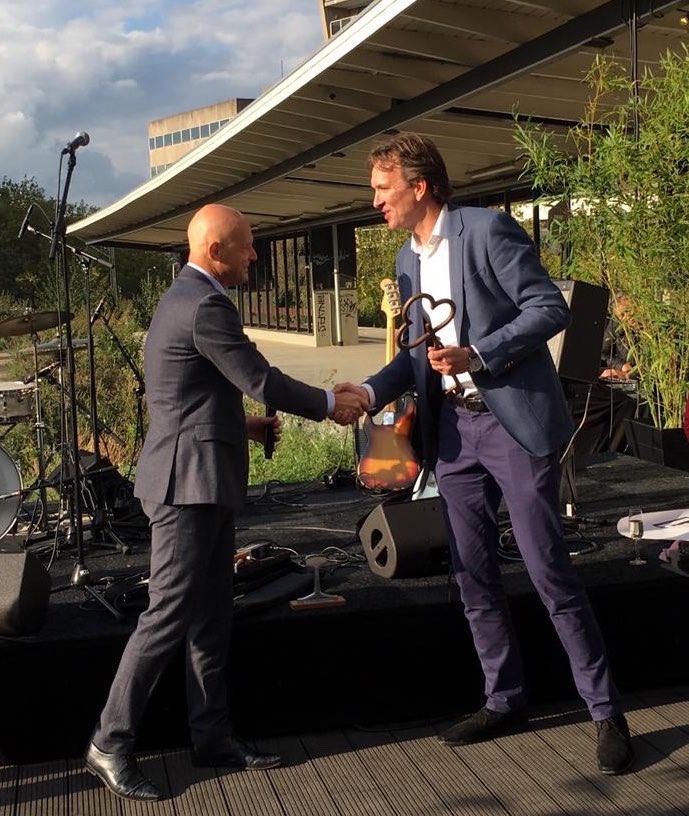 Op oude Rotterdamse station Hofplein neem ik met ⁦@Dudokgroep⁩ de Hofbogen in ontvangst van ⁦<a href="/ProRail/">ProRail</a>⁩ ⁦@Vestia_nl⁩ en ⁦<a href="/Havensteder/">Havensteder</a>⁩. Met huurders en bewoners nu plan maken voor groener, toegankelijker en mooier dakpark. #bigfivebuitenruimteprojecten ⁦