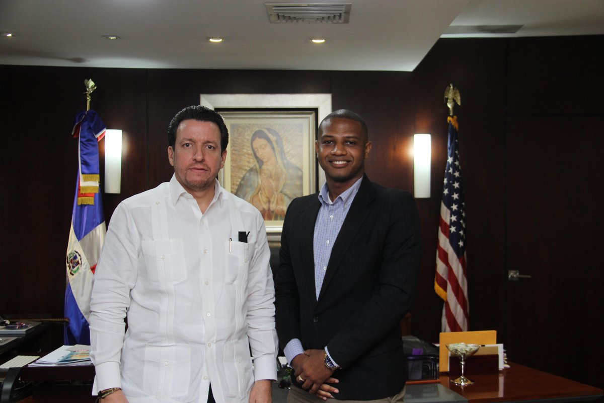 Hoy recibimos a Deivinson Jiménez Heredia, Estudiante de la Licenciatura de Derecho, quien presenta un nuevo proyecto de tesis de una manera innovadora, junto a nuestro Rector Mtro. José Alejandro Aybar. 
¡Muchísimas gracias por su visita!
#UNICARIBEOnline #Reinvéntate