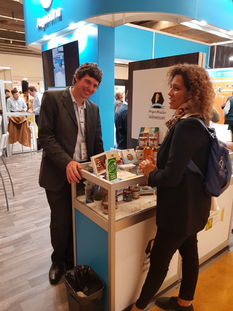 GLOBA_PBA's tweet photo. #GLOBA estuvo presente en #APIMONDIA2019, la feria de miel más importante del mundo. 

@ljsarquis junto a @mbeaguerra participaron del stand argentino y acompañaron a las empresas de la provincia de Buenos Aires. https://t.co/KEv5Nl9cZr