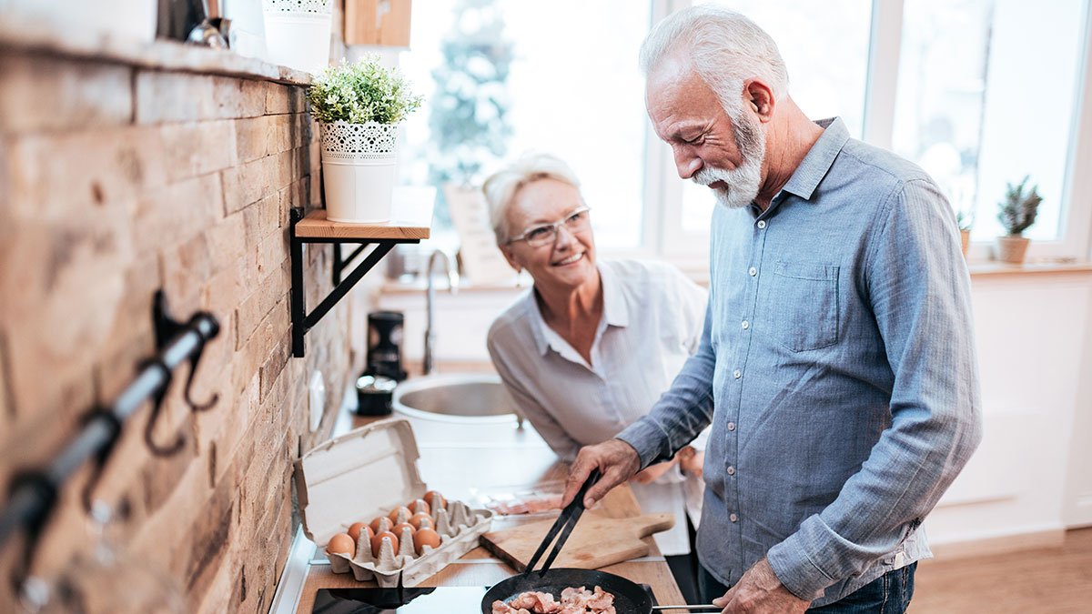 CTGasElectric's tweet photo. Use the right size pan in the kitchen. A 6-inch pan on an 8-inch burner will waste more than 40% of the heat produced. #SaveEnergy #TipTuesday #EnergyTip #CTGE https://t.co/mlEexwaIZF https://t.co/Oy1gt0u5ST