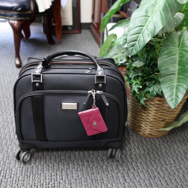 SusieDealmaker's tweet photo. I’ve been wanting a cute bag tag for my rolling briefcase for awhile, especially because several of us #lawyermoms in Houston have the same bag.  This adorable tag came today from @thirtyone.  It’s part of their #hellohappy surprise bundle.  It holds a b… https://t.co/YI2GBCBGsn https://t.co/IM8S3TK9LY