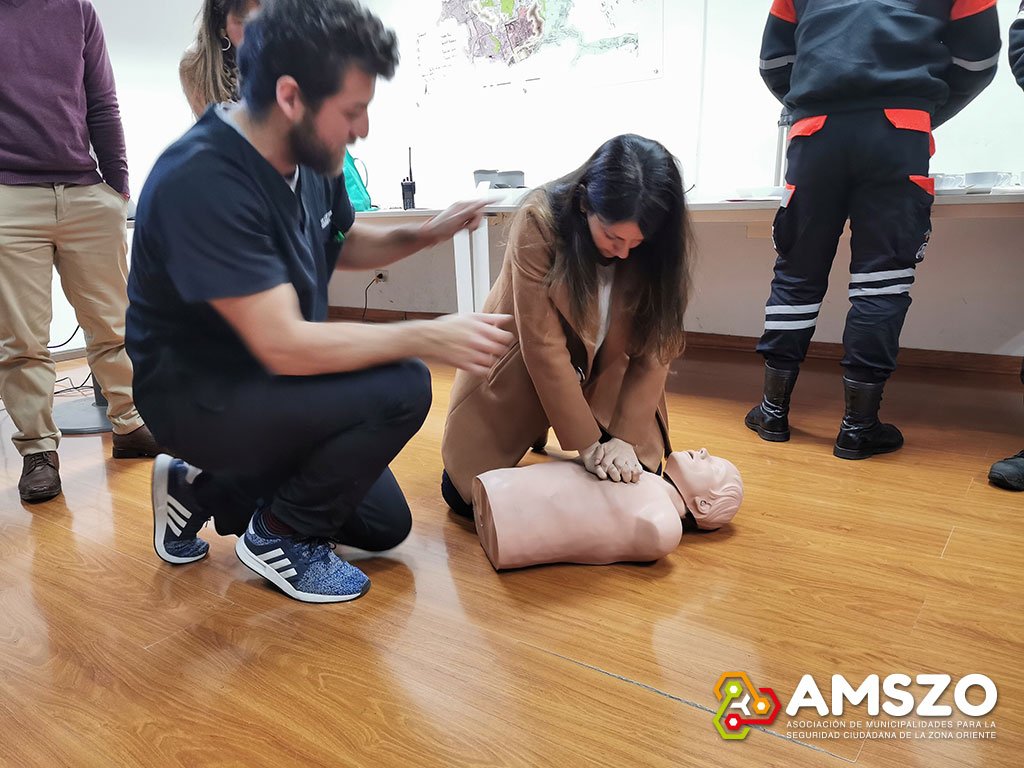amszo_cl's tweet photo. Los funcionarios #AMSZO siempre están perfeccionándose para entregar el mejor servicio y mantener la seguridad de la zona oriente. Por ello, trabajadores de Lo Barnechea asistieron al “Taller de Primera Respuesta Frente a Emergencias de Salud” de la ACHS. https://t.co/nWwoq9PLap https://t.co/b0ZM9vbUbP
