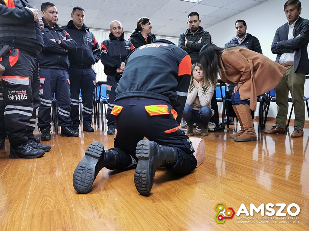 amszo_cl's tweet photo. Los funcionarios #AMSZO siempre están perfeccionándose para entregar el mejor servicio y mantener la seguridad de la zona oriente. Por ello, trabajadores de Lo Barnechea asistieron al “Taller de Primera Respuesta Frente a Emergencias de Salud” de la ACHS. https://t.co/nWwoq9PLap https://t.co/b0ZM9vbUbP