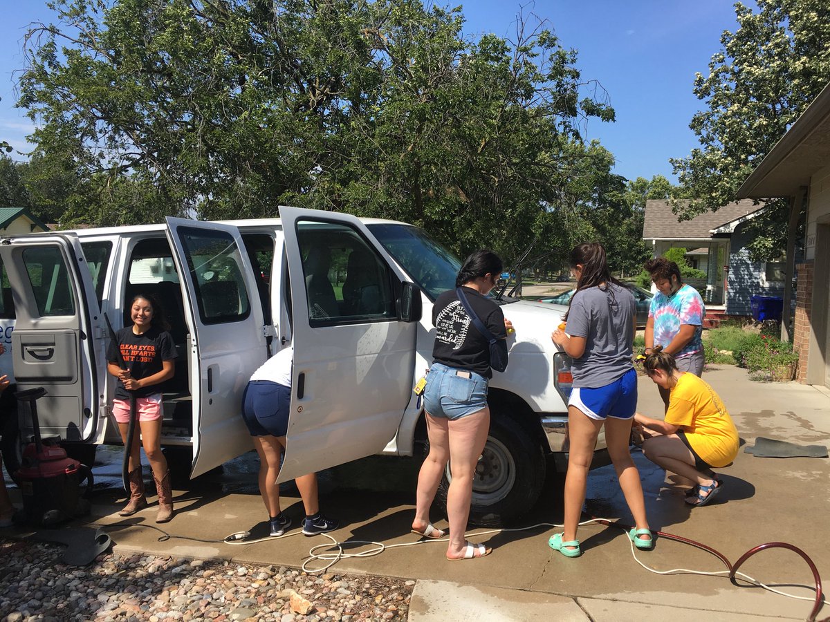 ⁦@tabor_softball⁩ women finding time to clean Tabor vans. ⁦@GoTaborBluejays⁩ ⁦@TaborCollege⁩ Great group of students on and off the field. So proud of you ladies !!!