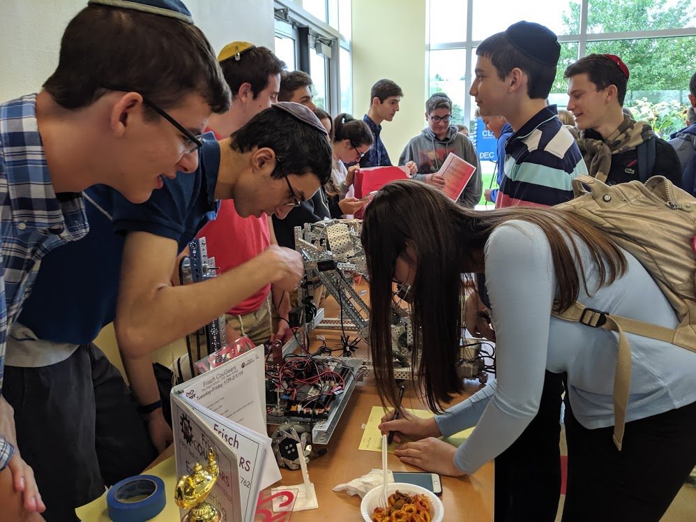 FrischCouGears's tweet photo. We had a great time presenting our team at the @frischschool club fair today! https://t.co/lYle7rF369