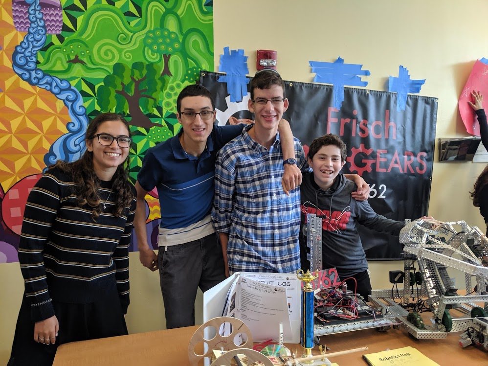 FrischCouGears's tweet photo. We had a great time presenting our team at the @frischschool club fair today! https://t.co/lYle7rF369