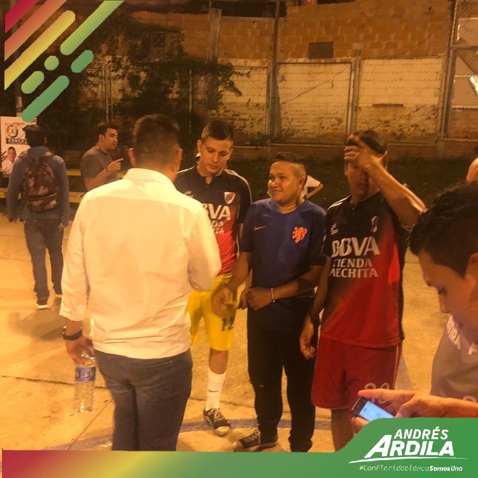 Andresnardila's tweet photo. Compartiendo con Amigos del Deporte que más Amo: El Fútbol⚽️🥇.  

Debemos implementar Nuevos Proyectos Para que Nuestros jóvenes puedan disfrutar de mejores  escenarios Deportivos.

#partidodelaU #confloridablancasomosuno #municipiodefloridablanca https://t.co/HBL5R5bxEh