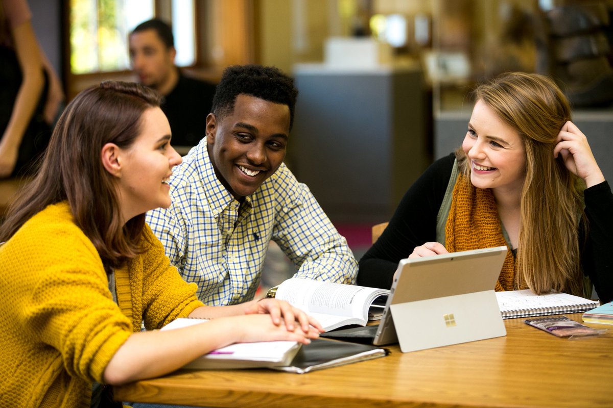 Разговор с иностранцем. Коммуникация на иностранном языке. Беседа людей. Коммуникация на иностранном языке. Переговоры с иностранцами.