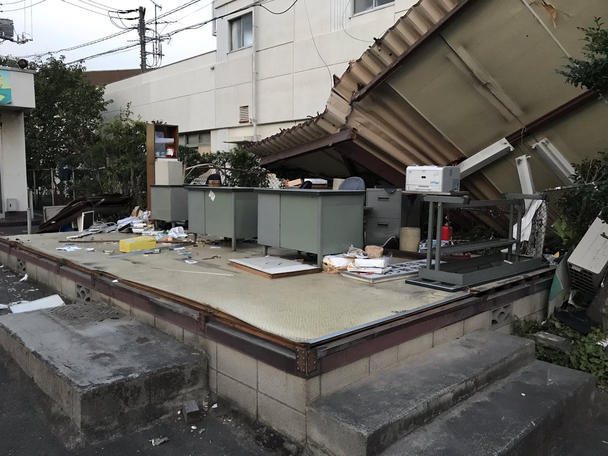 Koshinya0923's tweet photo. 川崎の車検場の隣の予備車検場の事務所が…
台風１５号 恐るべし！
#台風15号 https://t.co/BFOpJx9EFd