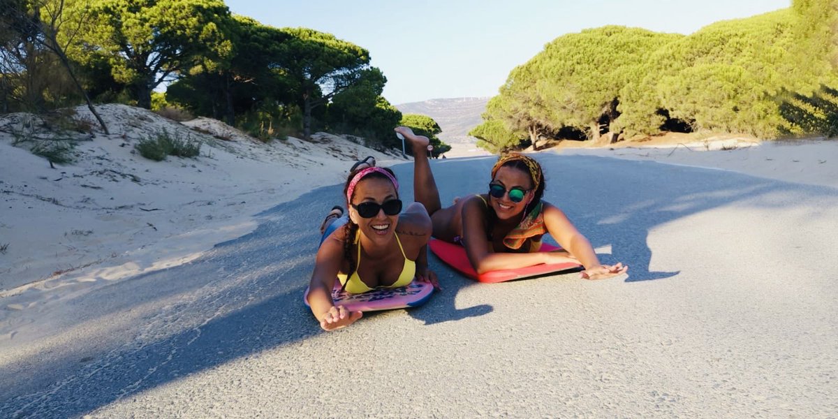 KNariasOficial's tweet photo. Que bien lo pasamos en Andalucía, Cádiz. Ya con ganas de volver 🏄🏽‍♀️

#valdevaqueros #cadiz #playabolonia #twins #hermanas #tarifa https://t.co/mziDuRFhEY