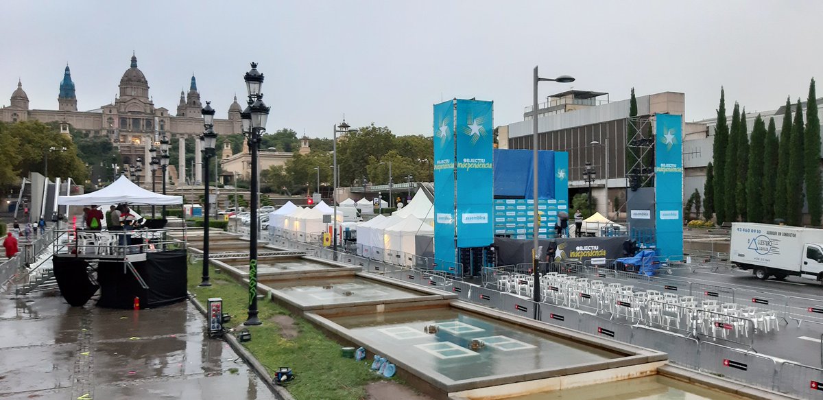 sants3radio's tweet photo. Ja ho tenim tot a punt a l'estudi mòbil de #Sants3Ràdio a l'Avinguda Maria Cristina, on demà #11deSet a partir de les 16h farem un programa especial en directe per explicar-vos la concentració que ha convocat l'@assemblea al nostre districte. 📻 https://t.co/1xxWJtO7nn