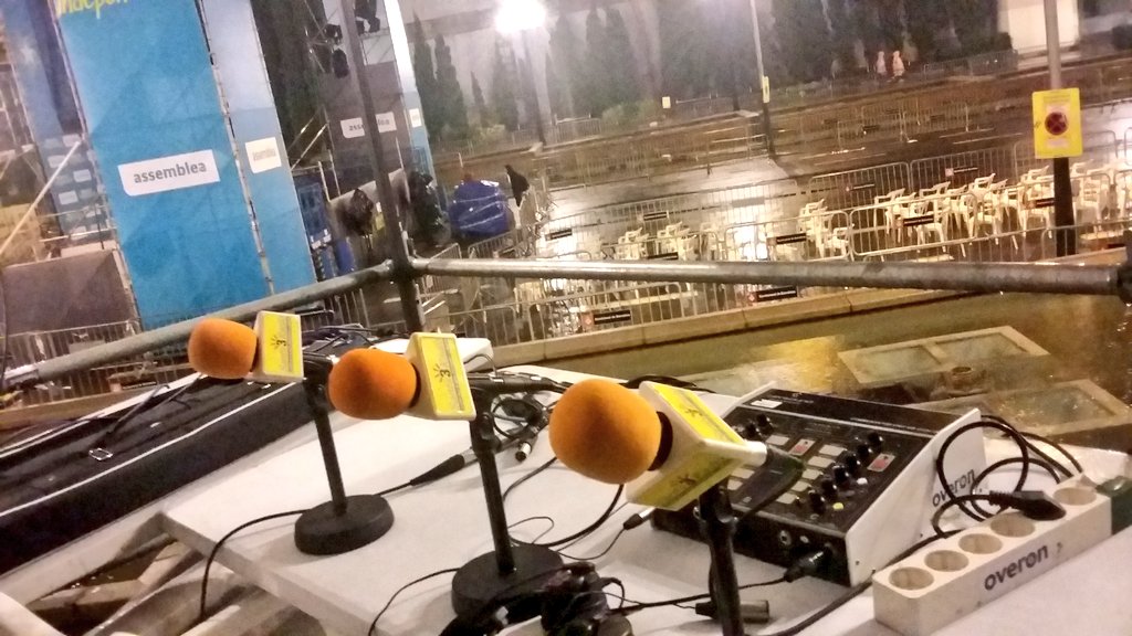sants3radio's tweet photo. Ja ho tenim tot a punt a l'estudi mòbil de #Sants3Ràdio a l'Avinguda Maria Cristina, on demà #11deSet a partir de les 16h farem un programa especial en directe per explicar-vos la concentració que ha convocat l'@assemblea al nostre districte. 📻 https://t.co/1xxWJtO7nn