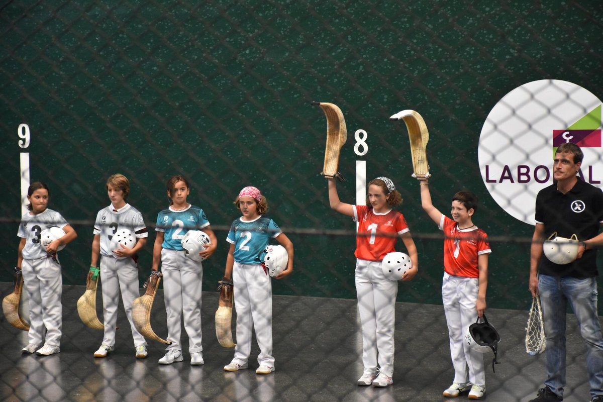 Pasa den larunbatean, nesken #Xistera-ko topaketak hasi ziren Markinan, giro bikainean hasi ere. Bertan, gure elkarteko Irati Moreno Goenagak parte hartu zuen.

Bertan, nesken maila gora dijoala ikusi ahal izan zen.

#euskalpilota #pelotavasca

xistera.eus/giro-paregabea…