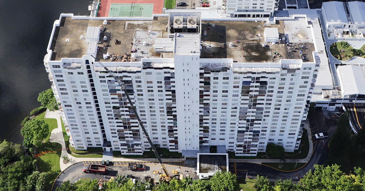 AdvancedRoofFL's tweet image. #TearOffTuesday #ReRoofing Commodore Plaza #Condominium #Aventura #SouthFlorida #coaltarpitch #torchapplied #cranes #dirtyjobs #construction #roofer #asphalt #NRCA #FRSA #Polyglass #Durapax #highrise #condo