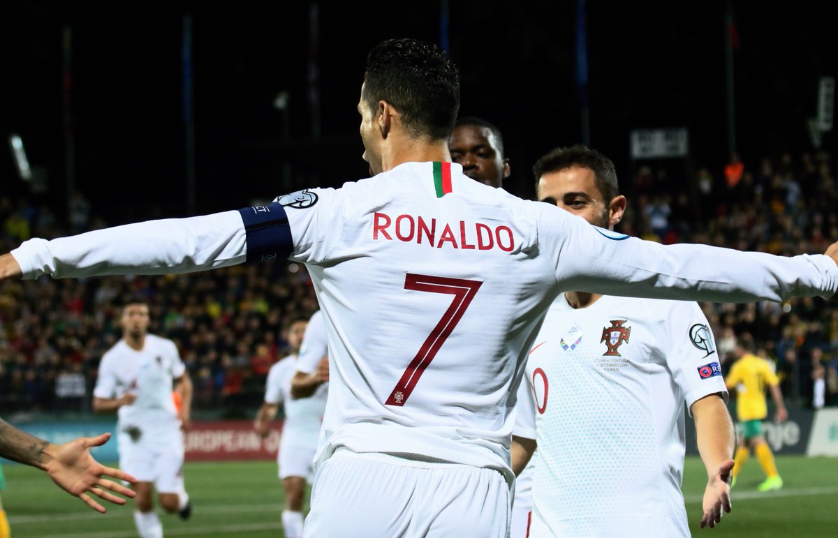 BleacherReport's tweet photo. 7' ⚽
61' ⚽
65' ⚽
76' ⚽

Ronaldo on fire for Portugal https://t.co/vwX3P0HvvD