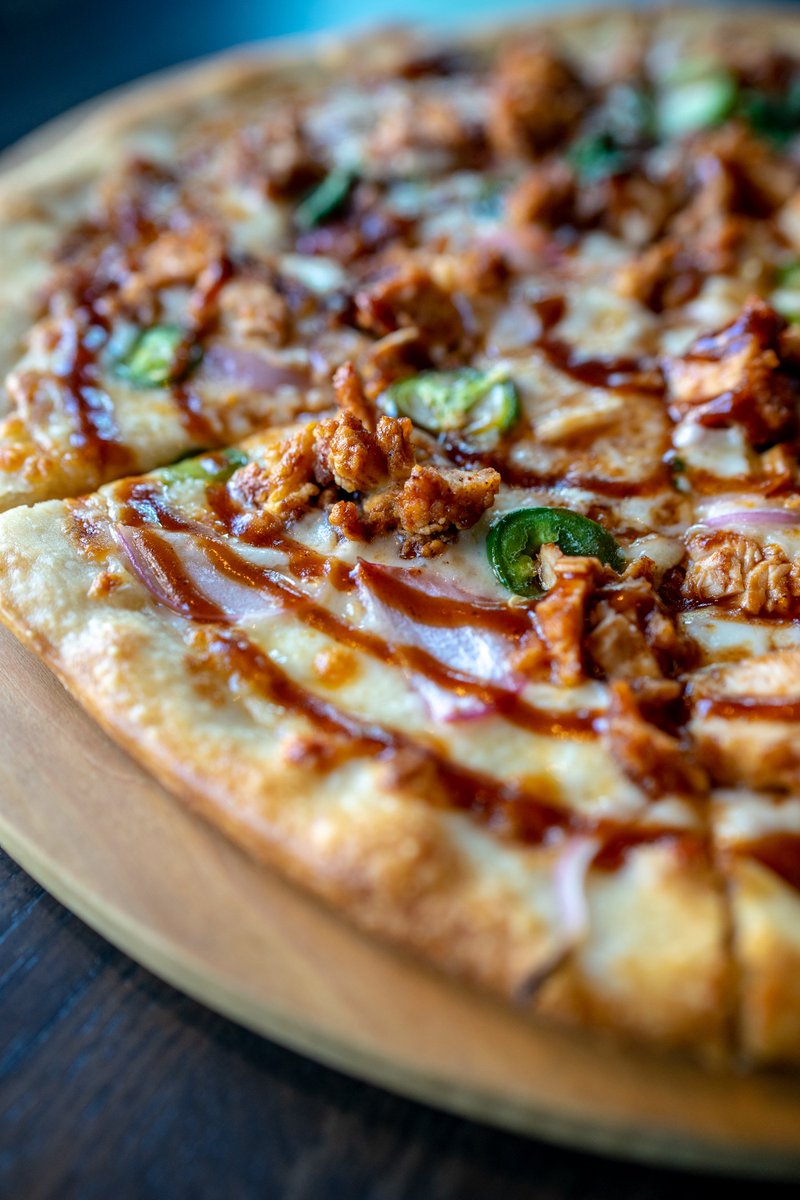BenchmarkChi's tweet photo. You wanna pizza this? 🤤 Head to #BenchmarkChi tonight for $9 pizzas and half-off wine! 🍕🍷 https://t.co/H8SvnPYnet