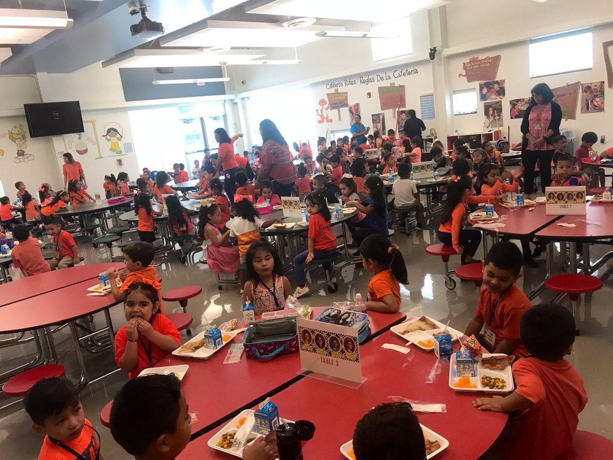Ms_AIglesias's tweet photo. Look at all that orange 🍊 It was nice to see all the @astros gear in the mix @FARIASECC #Rm20 #FariasColorWeek #GoStros https://t.co/8TNU1AR2Kj