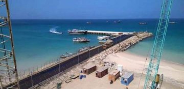 h_naqid's tweet photo. ابوظبي تواصل سيطرتها على مؤسسات الدوله اليمنيه في ارخبيل سقطرى  وشرعت في بناء ميناء مصغر على شكل لسان بحري، بالقرب من ميناء الجزيرة الرسمي
وقام�� بتركيب شركة اتصالات بدون موافقة السلطات اليمنيه 
#السعوديه_تخذل_الشرعيه https://t.co/T3V04QNCN4