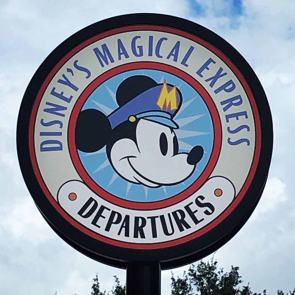 TooDust's tweet photo. I may never have a chance to ride the Magical Express since I live 3 hours from Disney. Have you ridden the Magical Express? #disney #waltdisneyworld #happiestplaceonearth #disneybus #disneytransportation #magicalexpress #thethingsyoudoforthemouse https://t.co/IdA9EuJNCB