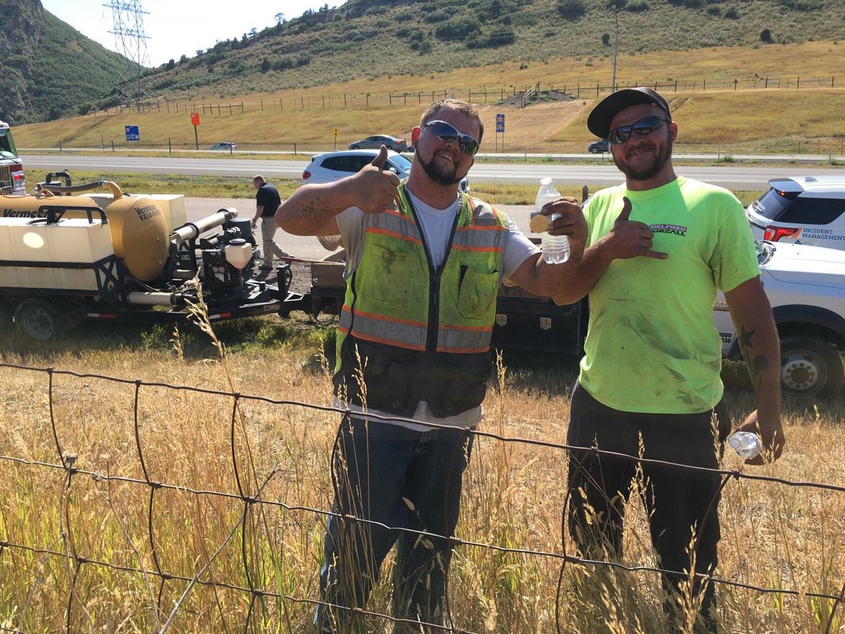 jeffcosheriffco's tweet photo. We're so thankful both for our partnerships with our fellow agencies &amp; our wonderful citizens like this who stopped yesterday to help us extinguish a grass fire before @WestMetroFire arrived &amp; took over. Have a good day #JeffCo We're here if you need us #DoGoodWithGreen https://t.co/AAFhueIKLp